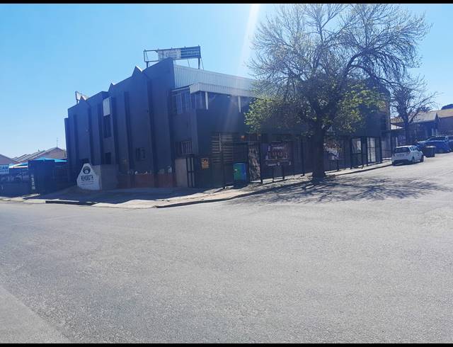 386M² SHOWROOM TO LET IN ALBERTON NORTH